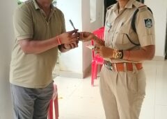 *रक्षाबंधन पर्व पर पत्रकार को थाना प्रभारी ने दिया पेन, सत्य और निर्भीक पत्रकारिता की दी प्रेरणा*