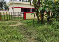 20 लाख 80 हजार का अस्पताल सड़क से 2 फीट नीचे बनाया, गेट पर कीचड़ में गिर रहे 