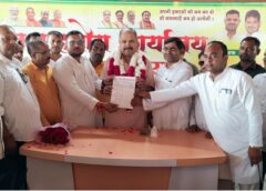 सफाई कर्मचारियों ने विधायक तरबगंज को जिला कार्यक्रम अधिकारी को हटाने को लेकर सौंपा ज्ञापन। (ऋषभ मिश्रा व्यूरो चीफ इंडिया एक्सप्रेस न्यूज़ ) गोंडा,,